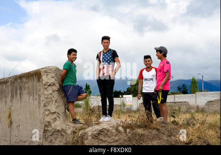 Teenager-Jungen, die gerade vorbeifahrenden Zug auf dem Weg nach Salinas von Ibarra, Ecuador Stockfoto