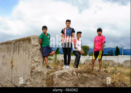 Teenager-Jungen, die gerade vorbeifahrenden Zug auf dem Weg nach Salinas von Ibarra, Ecuador Stockfoto