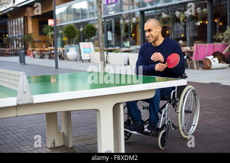 deaktiviert Man eine Partie Tischtennis im Rollstuhl Stockfoto