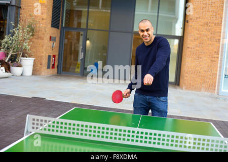 junger Mann genießen eine Ping-Pong-Spiel Stockfoto