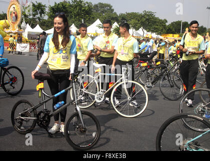 Bangkok, Thailand. 11. Dezember 2015. Frau Nualphan Lamsam (Madame Pang), Manager der thailändischen Nation-Frauen-Fußball-Nationalmannschaft beteiligt sich an der "Bike für Papa" Veranstaltung in Bangkok. Der thailändische Kronprinz Maha Vajiralongkorn führte Tausende von Radfahrern auf einem 29 km langen Kurs in Bangkok, König Bhumibol Adulyadej 88. Geburtstag zu feiern. Stockfoto