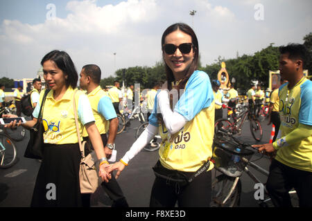 Bangkok, Thailand. 11. Dezember 2015. Frau Nualphan Lamsam (Madame Pang), Manager der thailändischen Nation-Frauen-Fußball-Nationalmannschaft beteiligt sich an der "Bike für Papa" Veranstaltung in Bangkok. Der thailändische Kronprinz Maha Vajiralongkorn führte Tausende von Radfahrern auf einem 29 km langen Kurs in Bangkok, König Bhumibol Adulyadej 88. Geburtstag zu feiern. Stockfoto