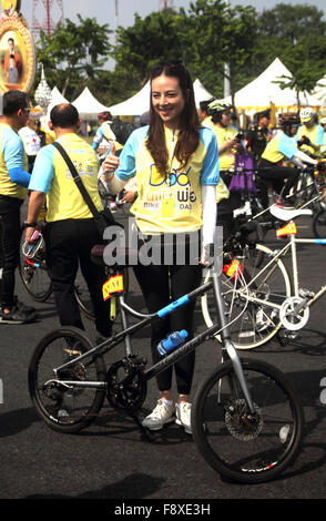 Bangkok, Thailand. 11. Dezember 2015. Frau Nualphan Lamsam (Madame Pang), Manager der thailändischen Nation-Frauen-Fußball-Nationalmannschaft beteiligt sich an der "Bike für Papa" Veranstaltung in Bangkok. Der thailändische Kronprinz Maha Vajiralongkorn führte Tausende von Radfahrern auf einem 29 km langen Kurs in Bangkok, König Bhumibol Adulyadej 88. Geburtstag zu feiern. Stockfoto