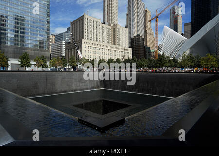 Das nationale Denkmal der 9/11 mit dem Oculus ein Vogel geformte Gebäude World Trade Center Transportation Hub im Hintergrund Stockfoto