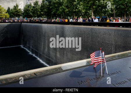 US-Flaggen platziert auf den Namen der Opfer des Terroranschlags auf die National 9/11 Memorial, New York City, USA Stockfoto