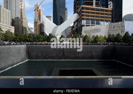 Das nationale Denkmal der 9/11 mit dem Oculus ein Vogel geformte Gebäude World Trade Center Transportation Hub im Hintergrund Stockfoto