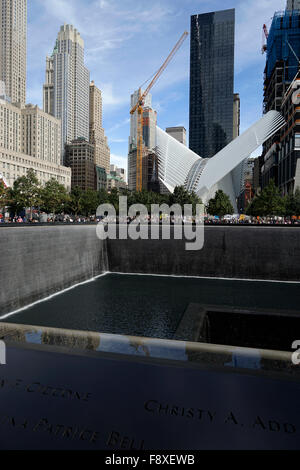 Das nationale Denkmal der 9/11 mit dem Oculus ein Vogel geformte Gebäude World Trade Center Transportation Hub im Hintergrund Stockfoto