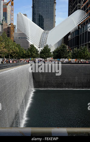 Das nationale Denkmal der 9/11 mit dem Oculus ein Vogel geformte Gebäude World Trade Center Transportation Hub im Hintergrund Stockfoto