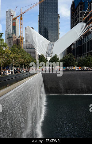 Das nationale Denkmal der 9/11 mit dem Oculus ein Vogel geformte Gebäude World Trade Center Transportation Hub im Hintergrund Stockfoto