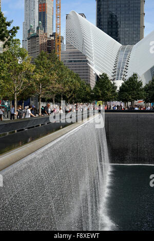 Das nationale Denkmal der 9/11 mit dem Oculus ein Vogel geformte Gebäude World Trade Center Transportation Hub im Hintergrund Stockfoto