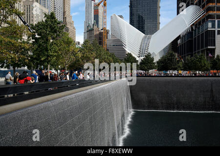 Das nationale Denkmal der 9/11 mit dem Oculus ein Vogel geformte Gebäude World Trade Center Transportation Hub im Hintergrund Stockfoto