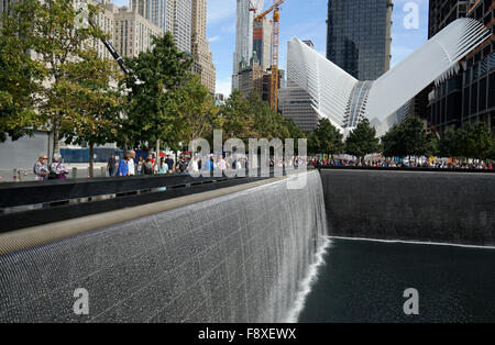 Das nationale Denkmal der 9/11 mit dem Oculus ein Vogel geformte Gebäude World Trade Center Transportation Hub im Hintergrund Stockfoto