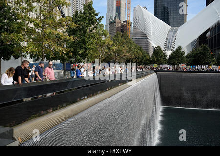 Das nationale Denkmal der 9/11 mit dem Oculus ein Vogel geformte Gebäude World Trade Center Transportation Hub im Hintergrund Stockfoto