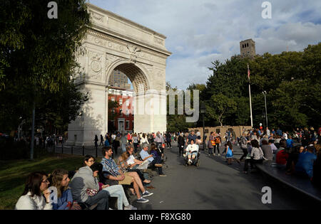 Besucher im Washington Square Park mit Washington Square Arch im Hintergrund. Greenwich Village, New York City, USA Stockfoto