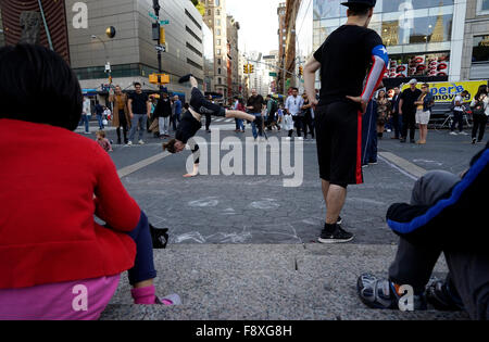 Street Performer Breakdance am Union Square, Lower Manhattan, New York City, New York.USA Stockfoto