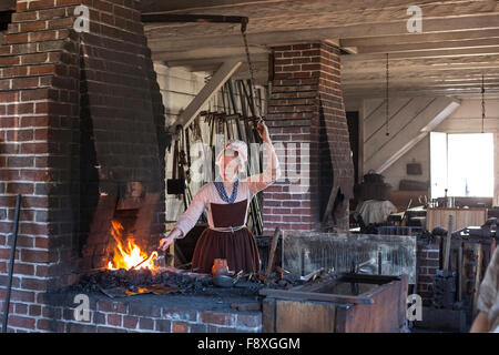 Williamsburg, Virginia - eine kostümierte lebendige Geschichte Handwerker arbeitet in der Schmiede in Colonial Williamsburg. Stockfoto