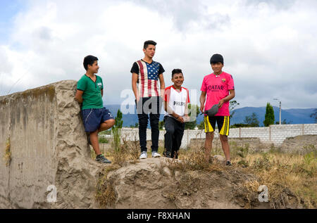 Teenager-Jungen, die gerade vorbeifahrenden Zug auf dem Weg nach Salinas von Ibarra, Ecuador Stockfoto