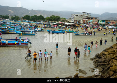 Menschen am Strand von Manta, Ecuador Stockfoto