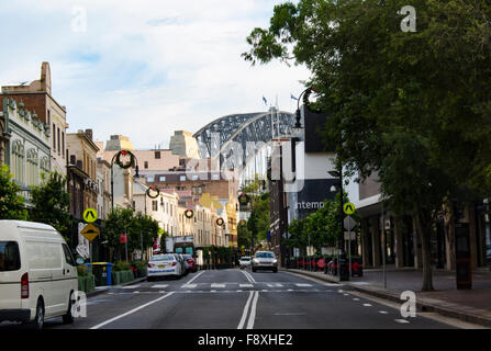 George Street in der Rocks Area in Sydney, am frühen Morgen mit der Sydney Harbour Bridge im Hintergrund Stockfoto