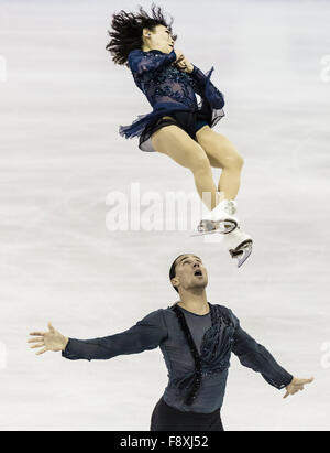 Barcelona, Spanien. 11. Dezember 2015. Russlands YUKO KAVAGUTI/ALEXANDER Smirnow führen ihre paar Senior - Kür beim 21. ISU Grand Prix of Figure Skating Final in Barcelona - die ISU Grand Prix von Eiskunstlauf Finale, gemeinsam mit der ISU Junior Grand Prix Finale stattfinden wird, ist die Krönung des Grand-Prix-Serie-Schaltung und die wichtigste Veranstaltung für die International Skating Union (ISU) nach der WM. Bildnachweis: Matthias Oesterle/ZUMA Draht/Alamy Live-Nachrichten Stockfoto