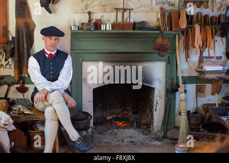 Williamsburg, Virginia - Schuhmacher in seinem Geschäft in Colonial Williamsburg. Stockfoto