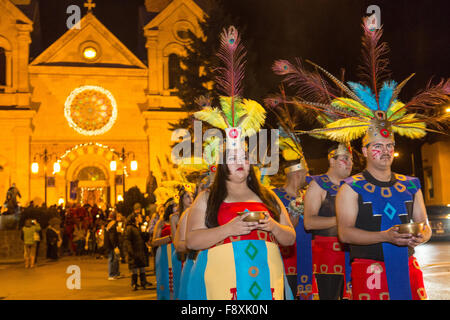 Santa Fe, New Mexico, USA. 11. Dezember 2015. Katholische Gläubige verkleidet als aztekische Krieger eine Prozession von der Kathedrale Basilika San Francesco von Assisi feiern unsere Dame von Guadalupe 11. Dezember 2015 in Santa Fe, New Mexico führen. Guadalupanos feiern wie die Anhänger bekannt sind, die Erscheinungen der Jungfrau Maria zu einer aztekischen Bauer auf Tepeyac, Mexiko im Jahr 1531. Stockfoto