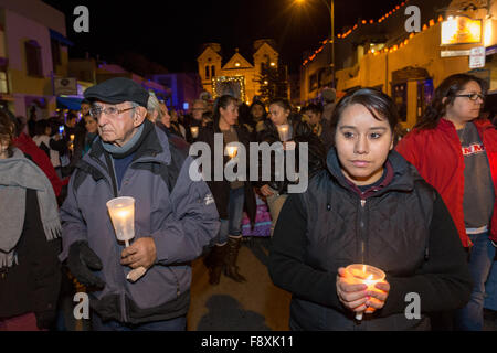 Santa Fe, New Mexico, USA. 11. Dezember 2015. Katholische Gläubigen während eine Kerze anzünden Prozession aus der Kathedrale Basilika San Francesco von Assisi feiern unsere Dame von Guadalupe 11. Dezember 2015 in Santa Fe, New Mexico. Guadalupanos feiern wie die Anhänger bekannt sind, die Erscheinungen der Jungfrau Maria zu einer aztekischen Bauer auf Tepeyac, Mexiko im Jahr 1531. Stockfoto