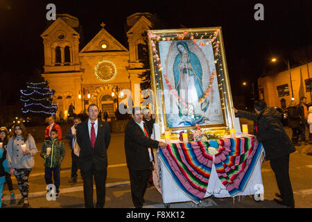 Santa Fe, New Mexico, USA. 11. Dezember 2015. Katholische Gläubige tragen das Bildnis der Jungfrau Maria während einer Prozession aus der Kathedrale Basilika San Francesco von Assisi feiern unsere Dame von Guadalupe 11. Dezember 2015 in Santa Fe, New Mexico. Guadalupanos feiern wie die Anhänger bekannt sind, die Erscheinungen der Jungfrau Maria zu einer aztekischen Bauer auf Tepeyac, Mexiko im Jahr 1531. Stockfoto