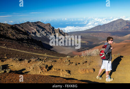 Teenager Wanderungen Sliding Sands Trail im Haleakala National Park auf Maui Stockfoto