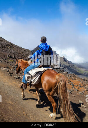 Reiterin auf die Sliding Sands Trail im Haleakala National Park Stockfoto