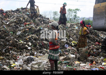 Waste Pickers Kind wählen die nicht biologisch abbaubare Abfälle für die recycling-Industrie verwendet werden. Es sind Werke in Abfall Dump Hof. Stockfoto