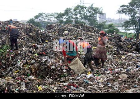 Waste Pickers Kind wählen die nicht biologisch abbaubare Abfälle für die recycling-Industrie verwendet werden. Es sind Werke in Abfall Dump Hof. Stockfoto