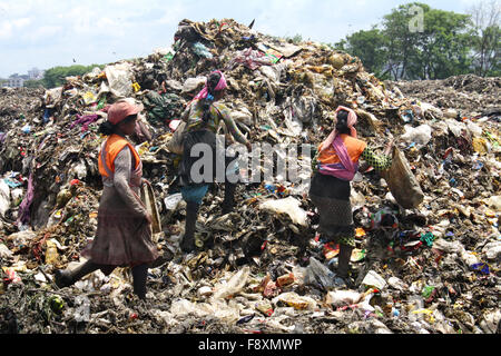 Waste Pickers Kind wählen die nicht biologisch abbaubare Abfälle für die recycling-Industrie verwendet werden. Es sind Werke in Abfall Dump Hof. Stockfoto