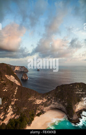 Atemberaubende Kalkstein Karst-Landschaft auf Nusa Penida Insel in Indonesien Stockfoto