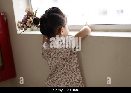 Hübsches kleines Mädchen einen Blumenstrauß Colouful in ihren Händen hält Stockfoto