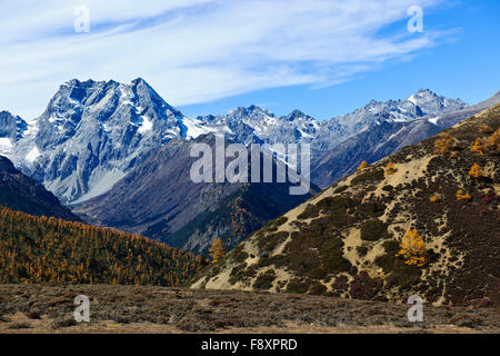 Bergketten, bewaldeten Hügeln, Tälern, Flüssen, tibetischen autonomen Präfektur, China, Yunnan, VR China, Volksrepublik China Stockfoto