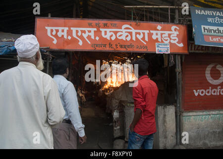 Nerul, Indien 12. Dezember 2015. Die Menschen sehen ein Feuer, dass Engulfyed, die mehrere Geschäfte auf dem Фекиром Markt zur Jama Masjid in Sektor 15, Nerul, Navi Mumbai schließen. Bildnachweis: Tapas Ganesh/Alamy Live-Nachrichten Stockfoto