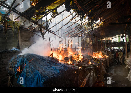 Nerul, Indien 12. Dezember 2015. Ein elektrisches Versagen führen zu einem Brand auf dem Фекиром Markt in Nerul Sektor 15, Navi Mumbai. Bildnachweis: Tapas Ganesh/Alamy Live-Nachrichten Stockfoto