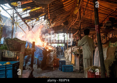 Nerul, Indien 12. Dezember 2015, beobachten Menschen ein Feuer, das auf dem Фекиром Markt in Nerul, Navi Mumbai ausbrach. Bildnachweis: Tapas Ganesh/Alamy Live-Nachrichten Stockfoto