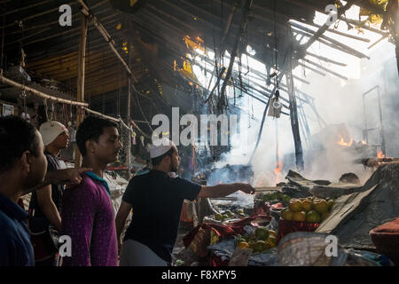 Nerul, Indien 12. Dezember 2015. Ladenbesitzer inspizieren die Schäden, die durch ein Feuer, das auf dem Фекиром Markt bei Nerul, Navi Mumbai ausbrach. Bildnachweis: Tapas Ganesh/Alamy Live-Nachrichten Stockfoto