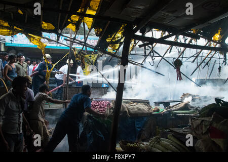 Nerul, Indien 12. Dezember 2015. Feuerwehrleute versuchen, ein Feuer, die auf dem Фекиром Markt im Sektor 15 Nerul, Navi Mumbai ausgebrochen. Bildnachweis: Tapas Ganesh/Alamy Live-Nachrichten Stockfoto