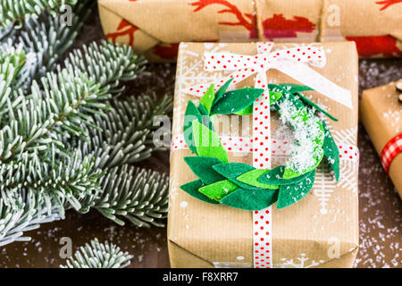 Weihnachtsgeschenke in braunem Papier mit roten Bändern gewickelt. Stockfoto