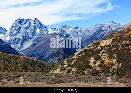 Bergketten, bewaldeten Hügeln, Tälern, Flüssen, tibetischen autonomen Präfektur, China, Yunnan, VR China, Volksrepublik China Stockfoto