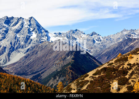 Bergketten, bewaldeten Hügeln, Tälern, Flüssen, tibetischen autonomen Präfektur, China, Yunnan, VR China, Volksrepublik China Stockfoto