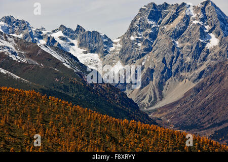 Bergketten, bewaldeten Hügeln, Tälern, Flüssen, tibetischen autonomen Präfektur, China, Yunnan, VR China, Volksrepublik China Stockfoto