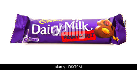 Bar von Cadbury Dairy Milch Frucht und Nuss Schokolade auf weißem Grund Stockfoto