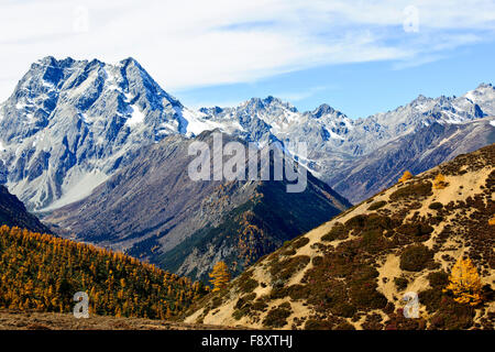 Bergketten, bewaldeten Hügeln, Tälern, Flüssen, tibetischen autonomen Präfektur, China, Yunnan, VR China, Volksrepublik China Stockfoto