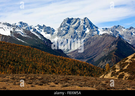 Bergketten, bewaldeten Hügeln, Tälern, Flüssen, tibetischen autonomen Präfektur, China, Yunnan, VR China, Volksrepublik China Stockfoto