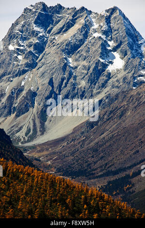 Bergketten, bewaldeten Hügeln, Tälern, Flüssen, tibetischen autonomen Präfektur, China, Yunnan, VR China, Volksrepublik China Stockfoto