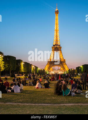 PARIS - 12. Juli 2013: Eiffelturm am 12. Juli 2013 in Paris. Eiffel-Turm ist eine der beliebtesten Attraktionen in Paris Stockfoto